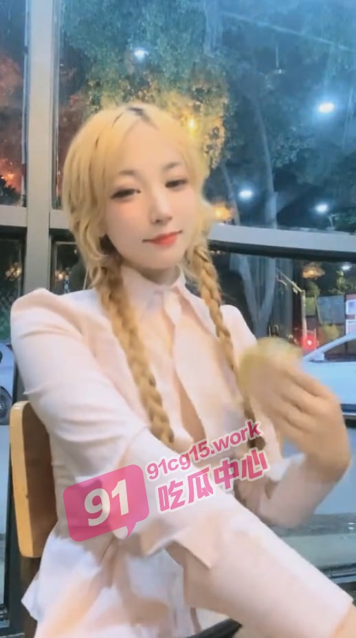 金毛麻花辫小萝莉~酒桌发骚勾引朋友 饭店卫生间翘屁股被后入爆操!