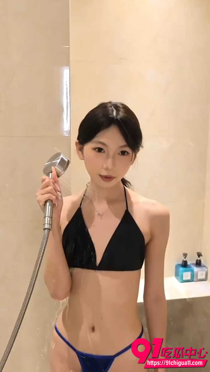 绿狗私摄新作流出 约拍高颜值女学生 浴室花洒猛冲黑木耳骚逼 成熟韵味完全不像学生啊！