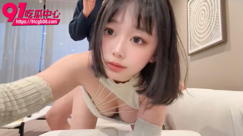 OF极品美女 黑猫酱 双视角私拍流出 客厅里男友后入爆操骚穴女上摇摇乐 露脸享受男友猛插诱惑十足