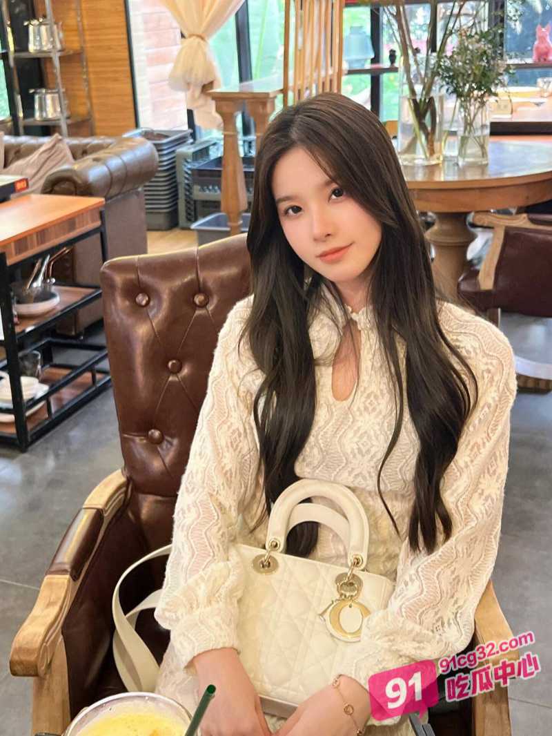 深夜撸片推荐~日本痴汉小伙偷看女老板换衣服 勇敢上前强推吃软饭! 配图