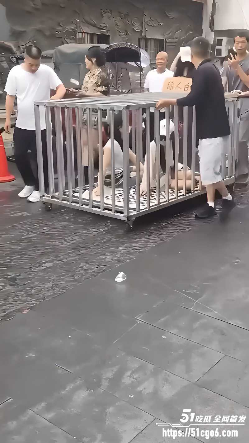湖南汨罗商业街 惊现活人浸猪笼 2 湖南汨罗商业街 惊现活人浸猪笼 2