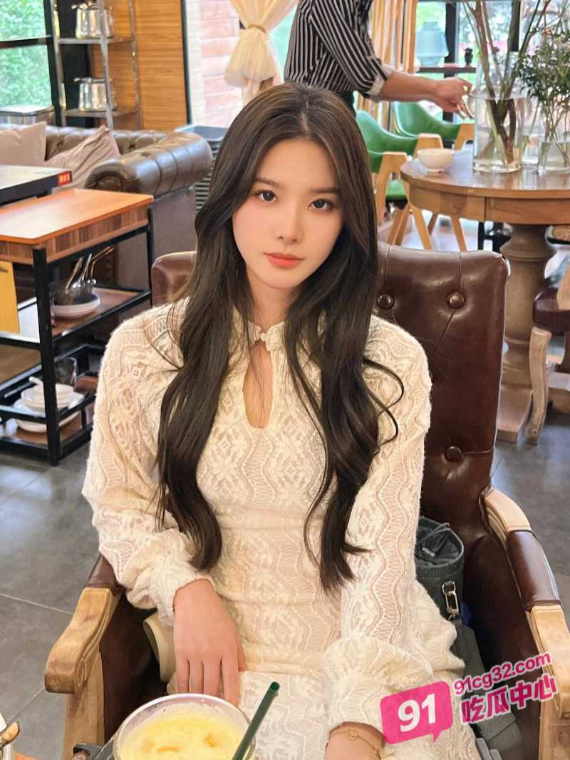 深夜撸片推荐~日本痴汉小伙偷看女老板换衣服 勇敢上前强推吃软饭! 配图3