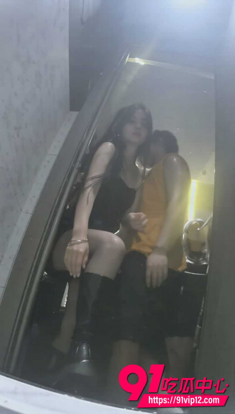 厕拍大神在酒吧女厕所安装针孔摄像头偷拍极品美女尿尿0