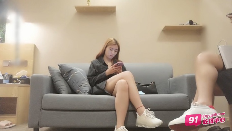 大学生美女周末下海兼职 “我把钱退你 我受不了了” 配图