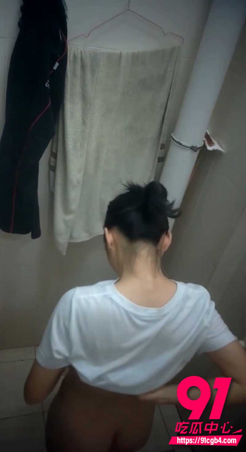 最新洗澡偷拍 变态房东浴室偷装摄像头 俯拍女租客脱衣洗澡全过程曝光！